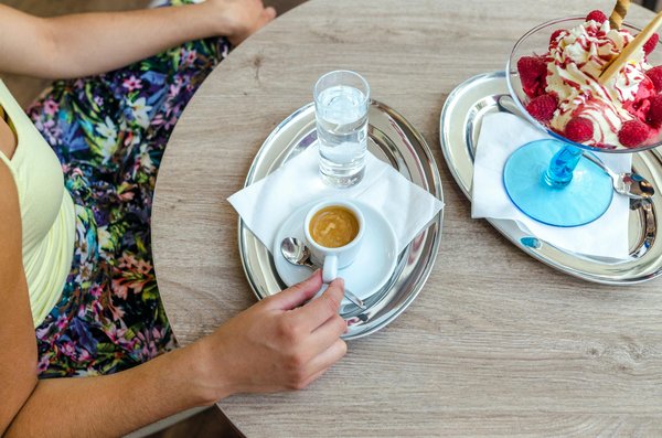 Quelles couleurs dominent la scène de la mode féminine cette saison ?